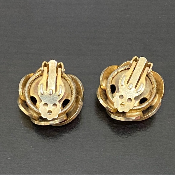 Vintage Unsigned Gold-tone Flower Button Clip On Earrings - Picture 10 of 13